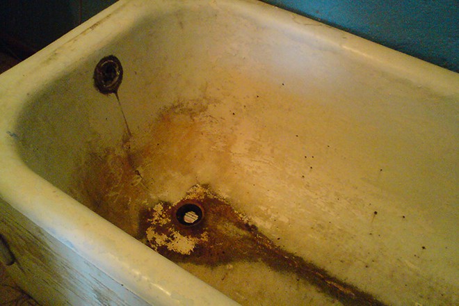 загрязненная ванна