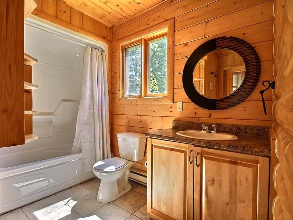 ванная с деревянными стенами