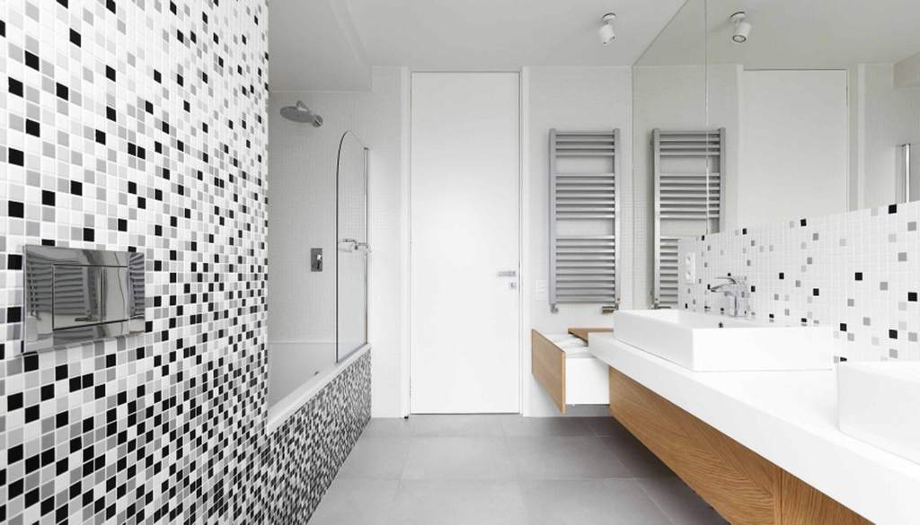 Ванная комната с мозаикой черно белая