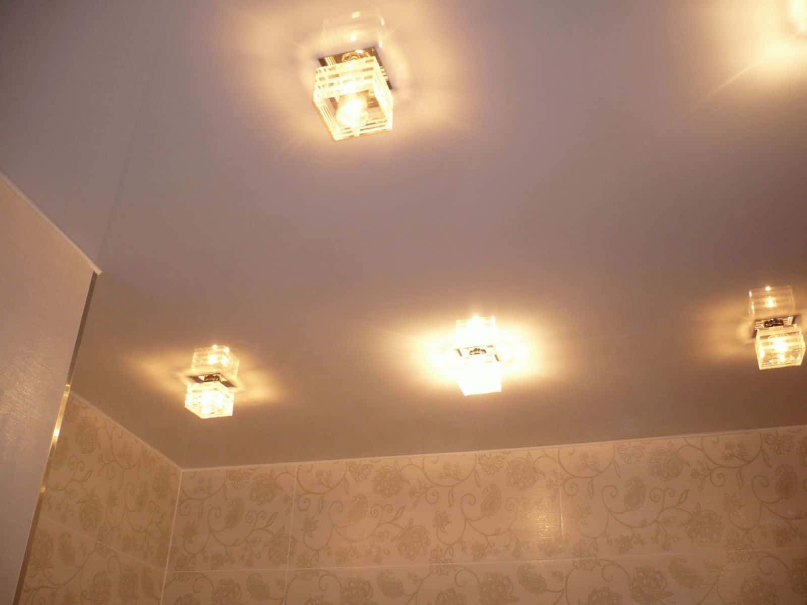 припотолочные светильники на натяжном потолке