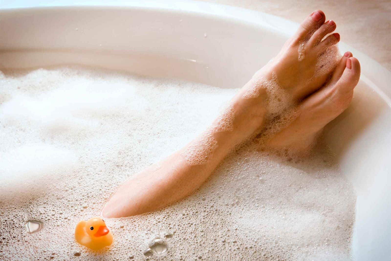 Ноги девушек в ванной