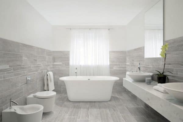Облицованные плиткой стены и пол в ванной 