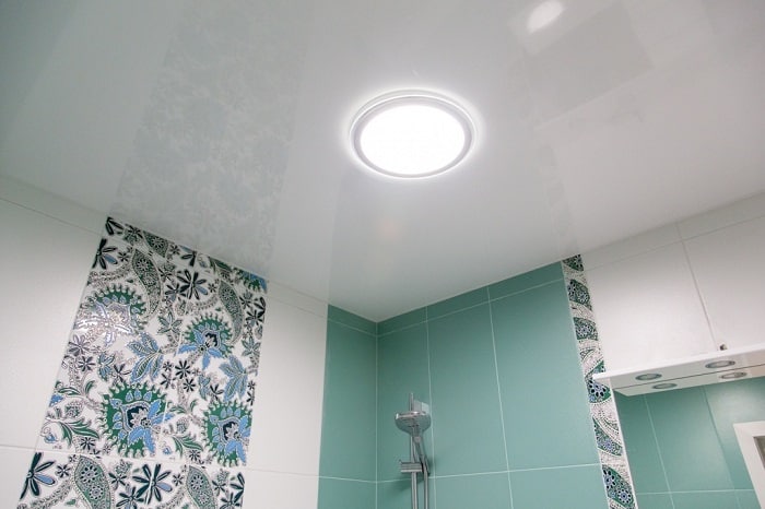 освещение в ванной комнате с натяжным потолком