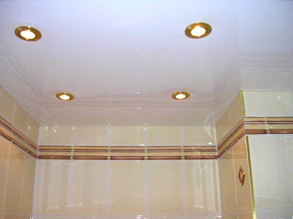 Как организовать освещение в ванной с натяжным потолком