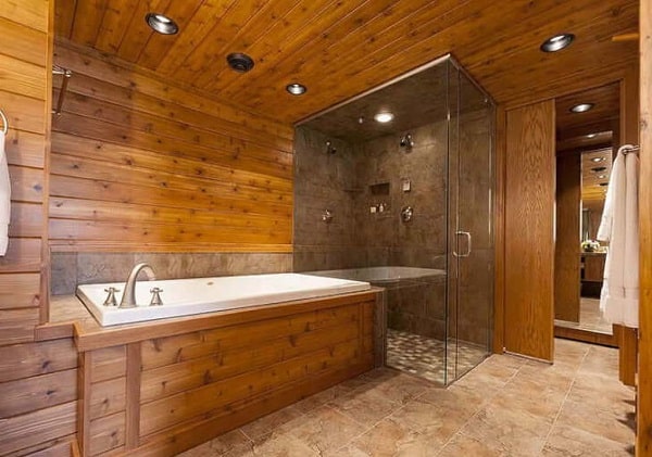 Деревянная обшивка в ванной