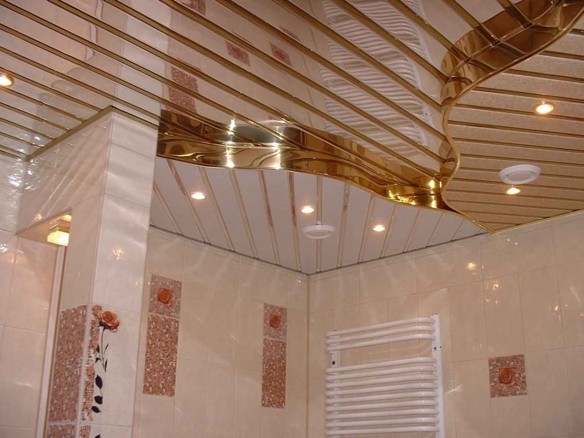 Установка зеркального потолка в ванной комнате является редким решением. Среди большинства дизайнеров и экспертов бытует мнение, что потолок должен быть матовым, не привлекать внимание, и оттенять декоративные свойства стен.