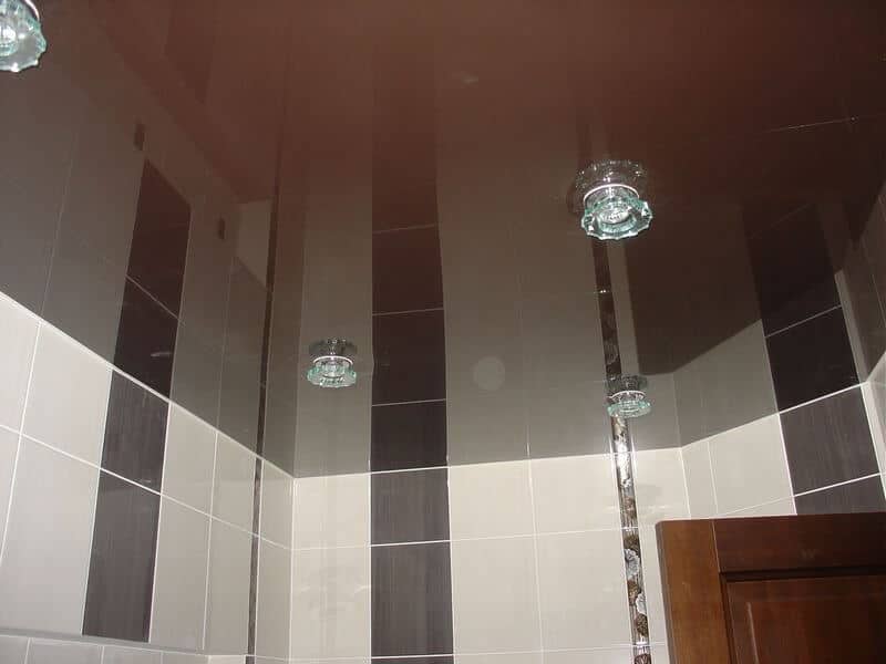 натяжной зеркальный потолок в ванной
