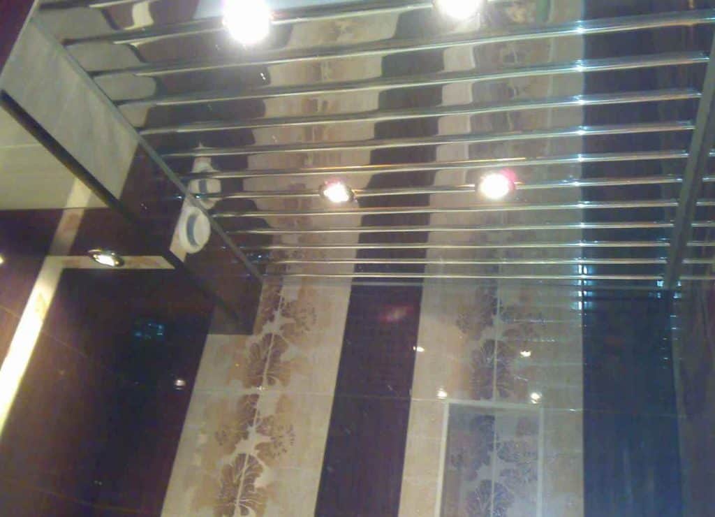 реечный зеркальный потолок в ванной