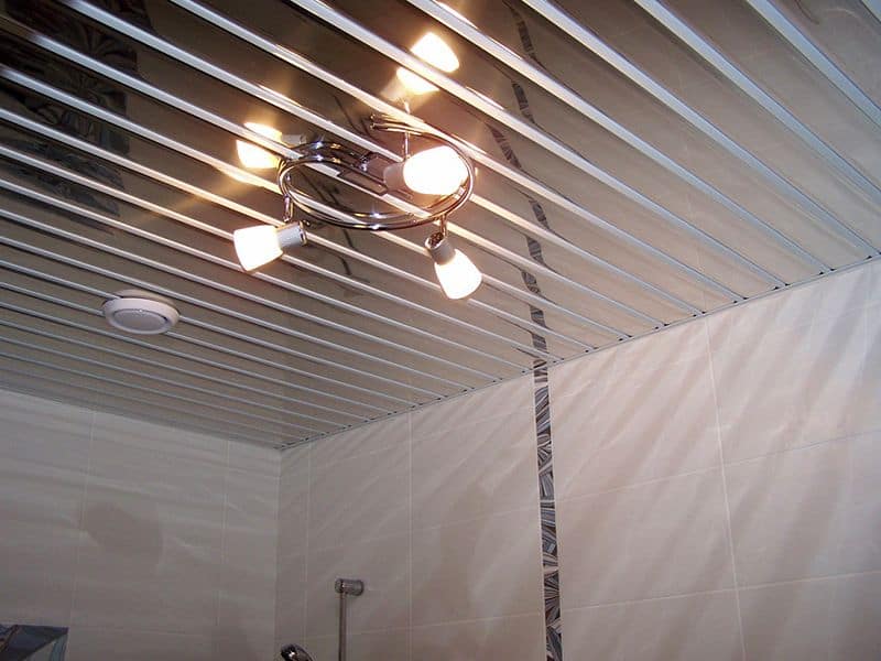 Зеркальные ПВХ панели для потолка в ванной
