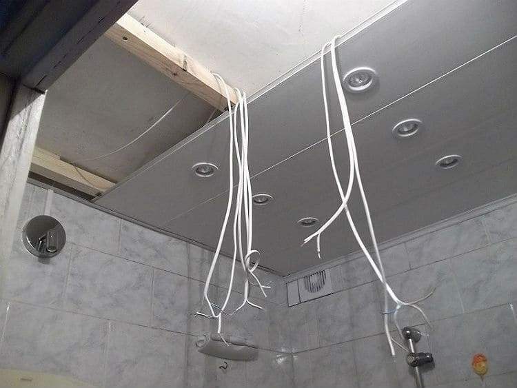 Монтаж светильников в ванной