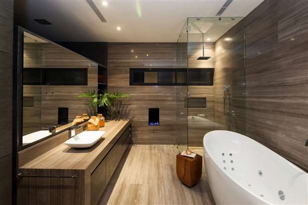 Ванная с дизайном модерн в деревянной отделке
