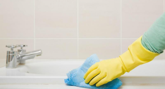 Очистить угол между ванной и стеной
