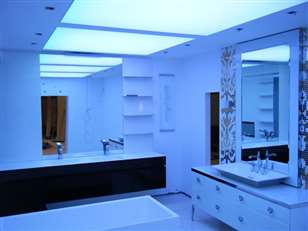 Ванная комната с функциональным натяжным потолком и освещением