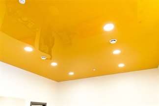 Желтый потолок