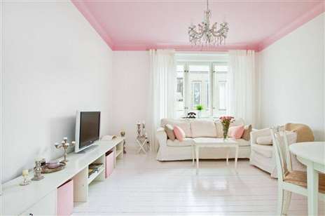 Элегантное розовое покрытие в гостиной